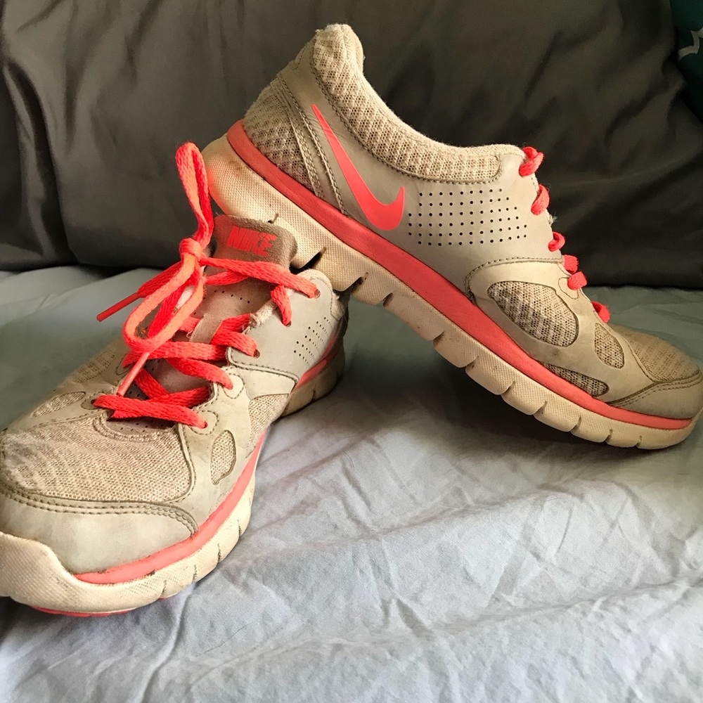 NIKE tennis shoes